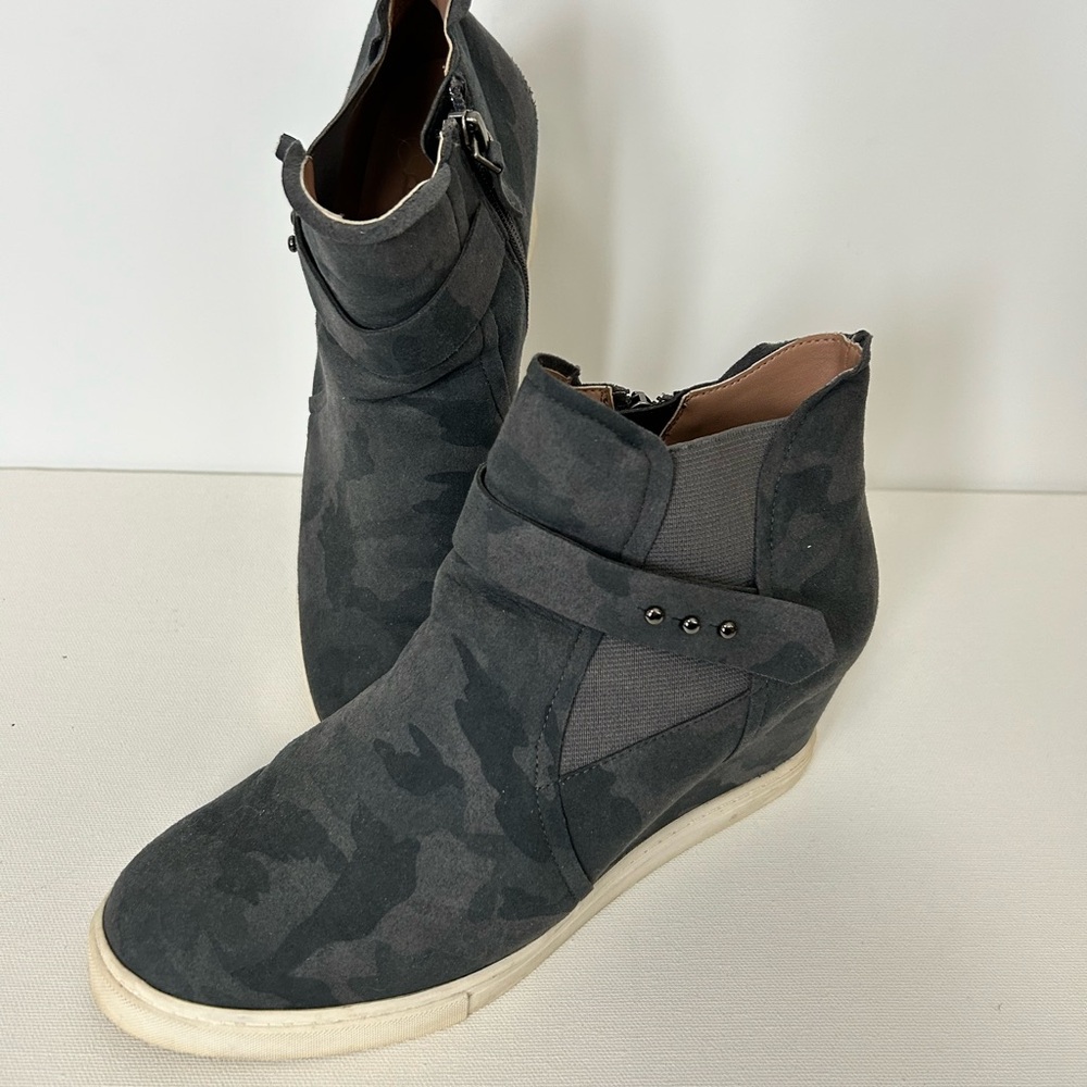 Linea Paolo sneaker camo wedge. Size 7.